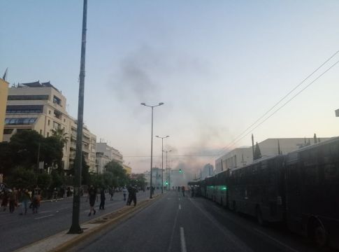 Ένταση και χημικά έξω από την αμερικανική πρεσβεία – Μετά την πορεία για Φλόιντ
