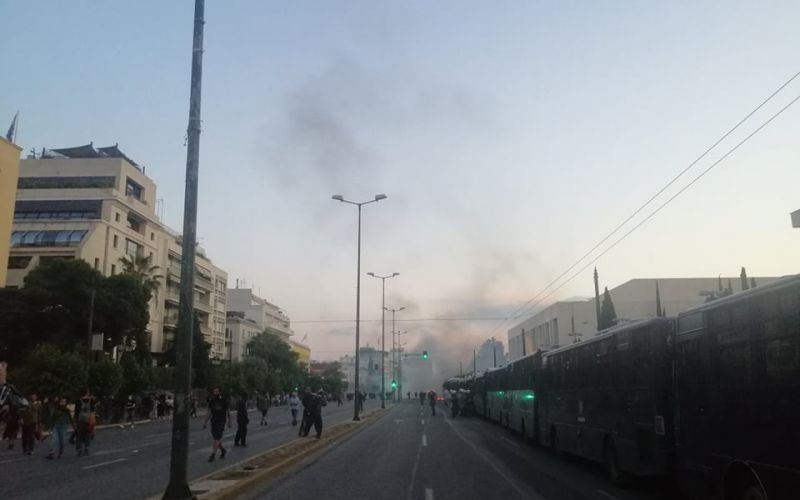 Ένταση και χημικά έξω από την αμερικανική πρεσβεία – Μετά την πορεία για Φλόιντ