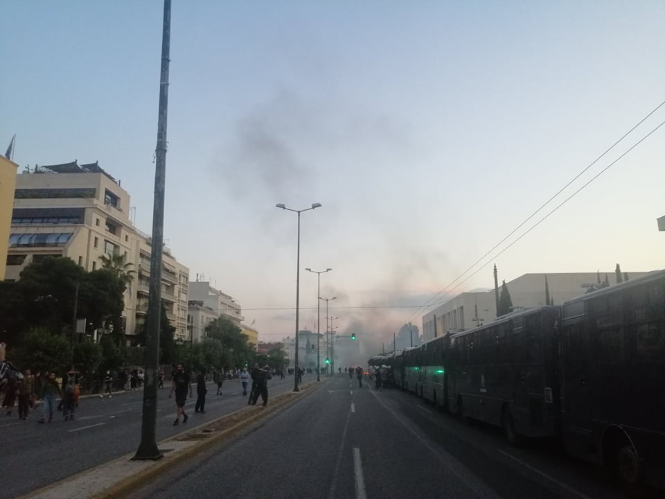 Ένταση και χημικά έξω από την αμερικανική πρεσβεία – Μετά την πορεία για Φλόιντ