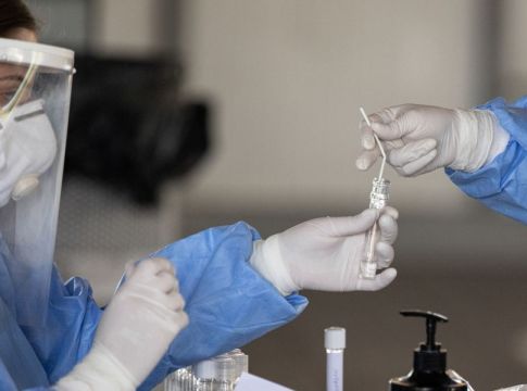 Κορωνοϊός : Ο τρόμος επιστρέφει – Σε ποιες χώρες αναζωπυρώνεται η πανδημία