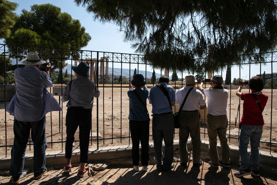 Ήρθε η ώρα: Απελευθερώνονται τα ταξίδια από και προς Ελλάδα – Φόβοι για εισαγόμενα κρούσματα