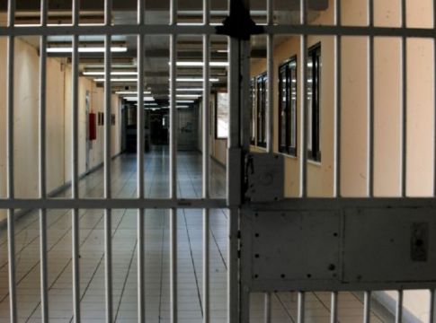 Στο νοσοκομείο του Ρίου κρατούμενος απεργός πείνας που διεκδικεί τη συνέχιση των σπουδών του
