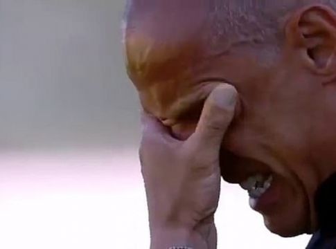 Συγκλονιστική στιγμή: Προπονητής ξέσπασε για τον θάνατο της μητέρας του από κορωνοϊό (vid)