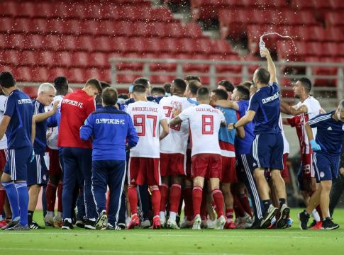 Ένα κουβάρι οι παίκτες του Ολυμπιακού μετά την πρόκριση επί του ΠΑΟΚ (vid)