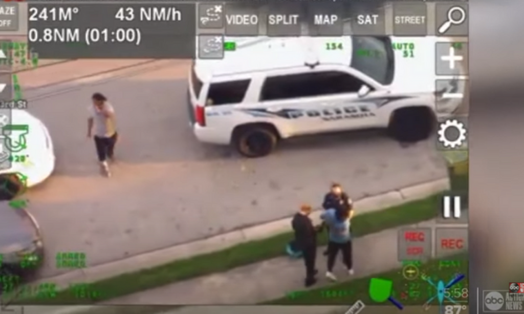 Βίντεο-σοκ: Αστυνομικοί συλλαμβάνουν και πατούν στο λαιμό μαύρο άνδρα