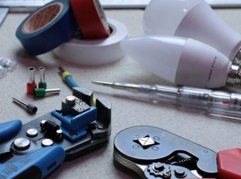 Hλεκτρολόγος αγόρασε λαχείο επειδή «άκουγε φωνές»: Δείτε πόσα κέρδισε