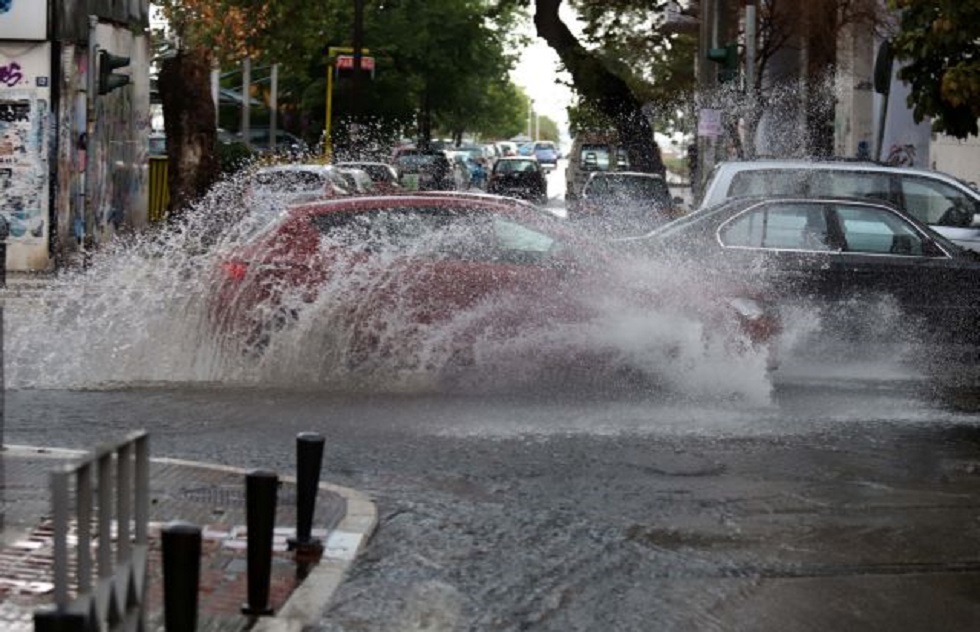 «Πνίγηκε» η Θεσσαλονίκη – Υπερχείλισε το ρέμα της Τούμπας