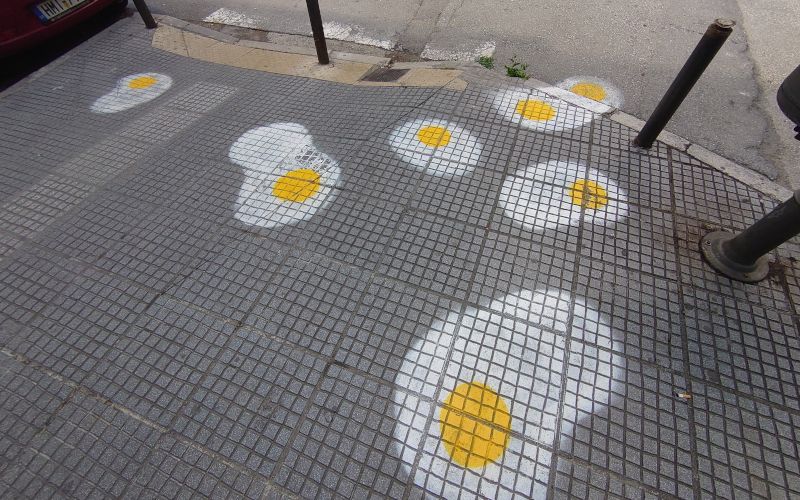 Πεζοδρόμια της Θεσσαλονίκης γέμισαν με… τηγανητά αβγά – Το μήνυμα πίσω από τα γκράφιτι
