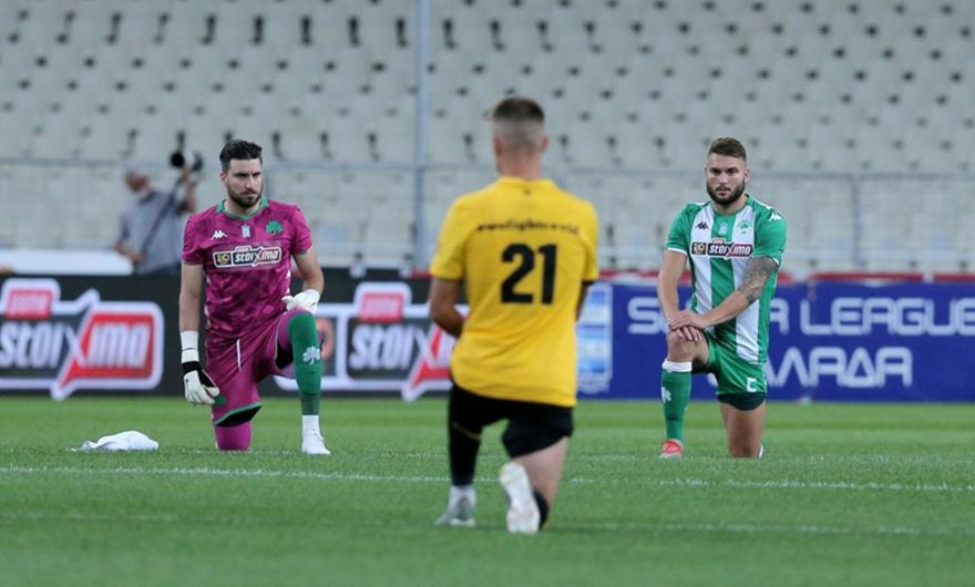 Γονάτισαν οι παίκτες της ΑΕΚ και του Παναθηναϊκού πριν από τη σέντρα (vid)