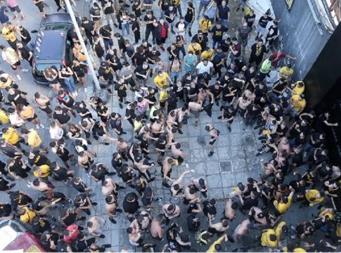 Άρης: Κάνουν κερκίδα εκτός γηπέδου και στα μπαλκόνια οι οπαδοί του (pics)