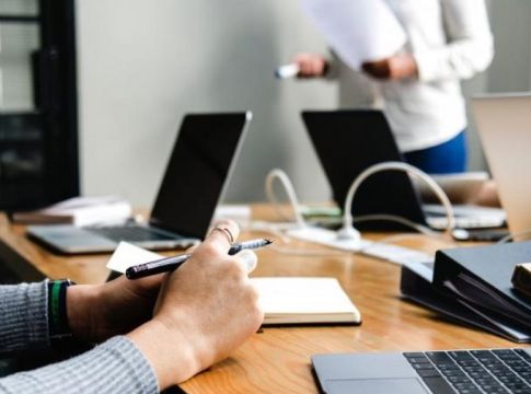 Δημόσια υπηρεσία ζήτησε από κωφό να κλείσει τηλεφωνικό ραντεβού