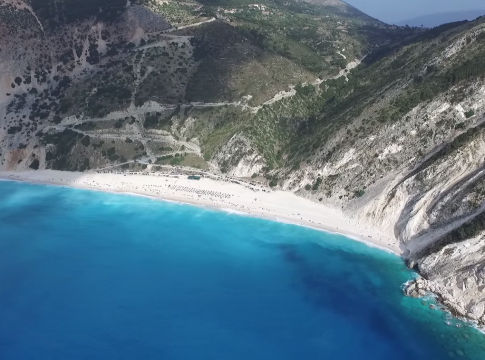 Το «διαμάντι» του Ιονίου με τα καταγάλανα νερά και τα άσπρα βότσαλα (video)