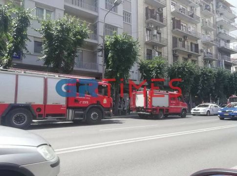 Σοκ στη Θεσσαλονίκη: Καμένο πτώμα βρέθηκε έξω από πολυκατοικία