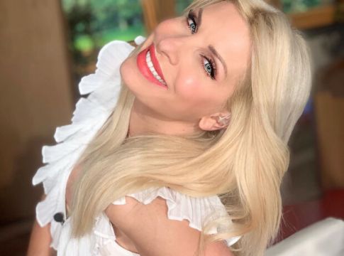 Ελένη Μενεγάκη: Σε μοναστήρι της Άνδρου με τον Μάκη και τη μητέρα της