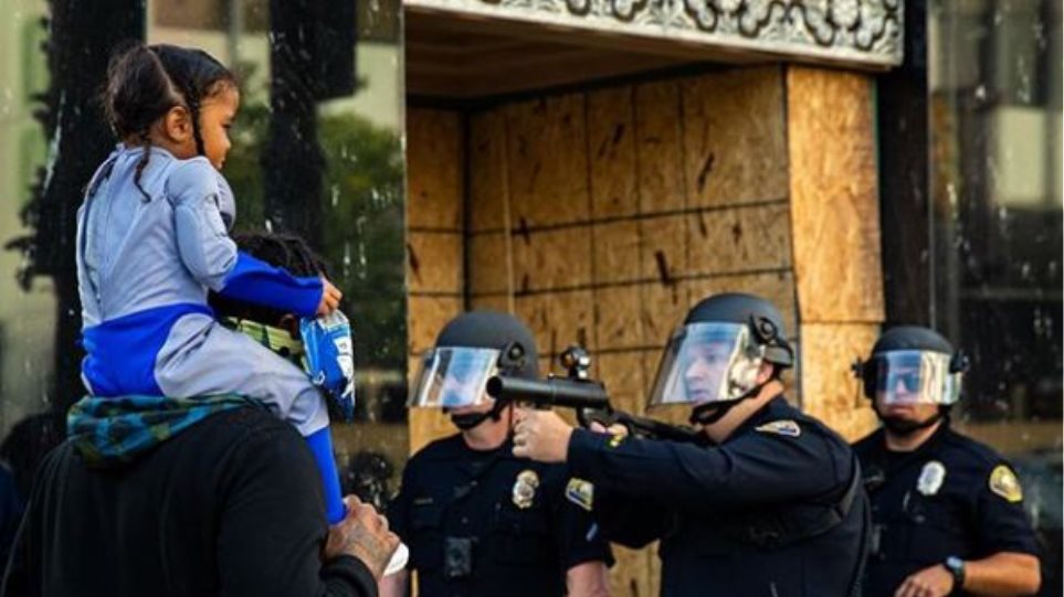 Οι δύο όψεις των αστυνομικών στις ΗΠΑ: Αυτοί που γονατίζουν στους διαδηλωτές και εκείνοι που σημαδεύουν παιδιά