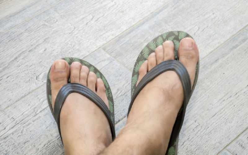 Πώς να πλύνετε παντόφλες και σαγιονάρες για να μην μυρίζουν