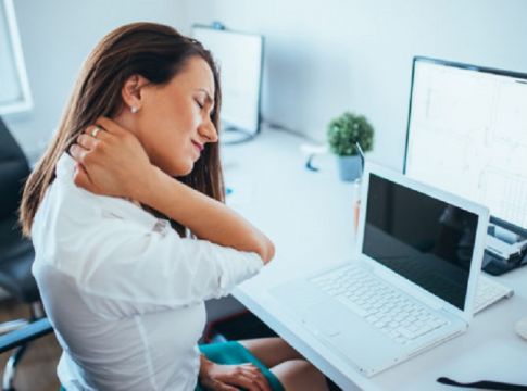 Πιάσιμο στον αυχένα: Κάντε αυτά για να φύγει ο πόνος