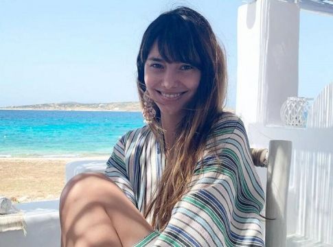 Ηλιάνα Παπαγεωργίου: Βγάζει το φόρεμα και μπαίνει στη θάλασσα (pics+video)