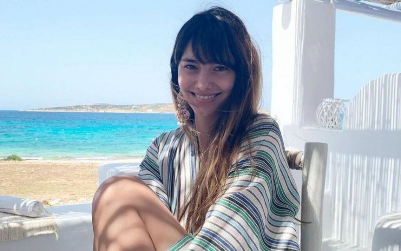 Ηλιάνα Παπαγεωργίου: Βγάζει το φόρεμα και μπαίνει στη θάλασσα (pics+video)