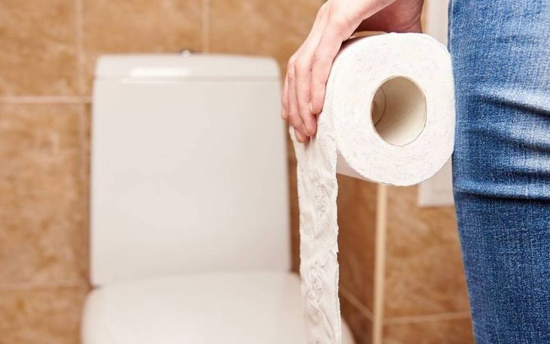 Βάζεις χαρτί για να κάτσεις στη λεκάνη; Σταμάτησέ το αμέσως (video)