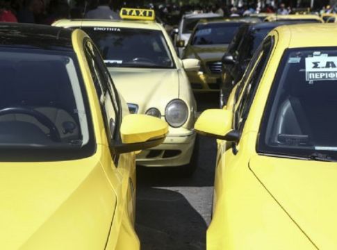 Μειώνεται ο ΦΠΑ στο 13% και για τα κόμιστρα των ταξί