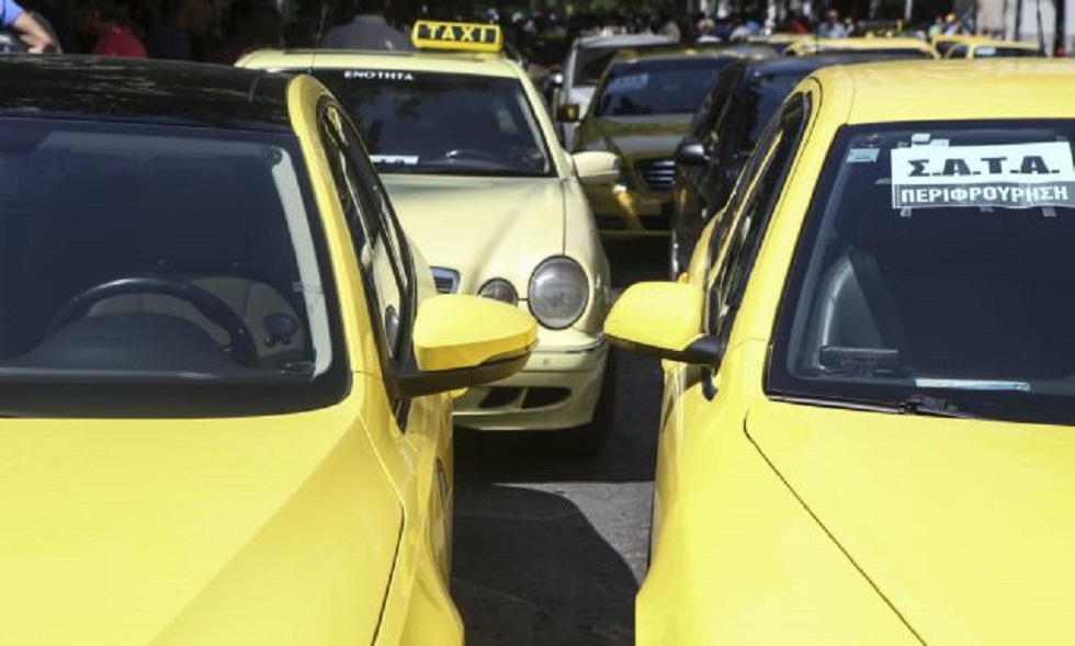 Μειώνεται ο ΦΠΑ στο 13% και για τα κόμιστρα των ταξί