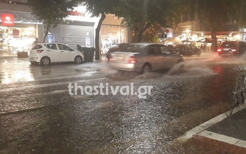 Ποτάμια οι δρόμοι στη Θεσσαλονίκη – Χαλάζι και ισχυρή βροχόπτωση