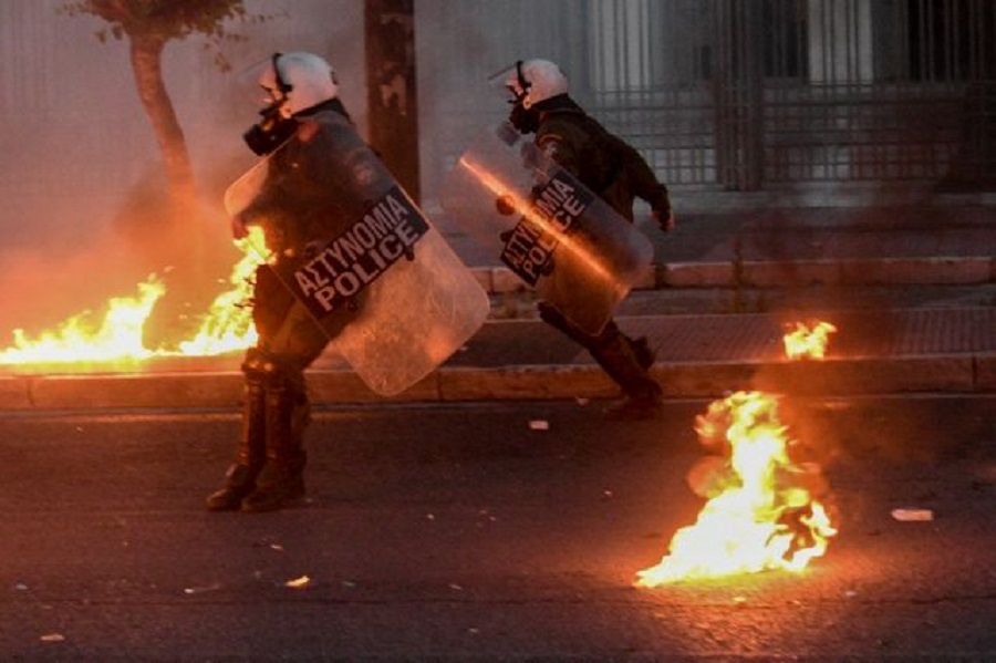 Τζορτζ Φλόιντ: Καρέ – καρέ τα επεισόδια έξω από την αμερικανική πρεσβεία