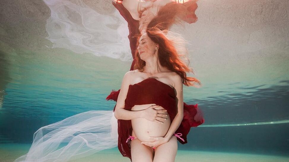 Έγκυες φωτογραφίζονται κάτω από το νερό – Ονειρικές φωτογραφιές