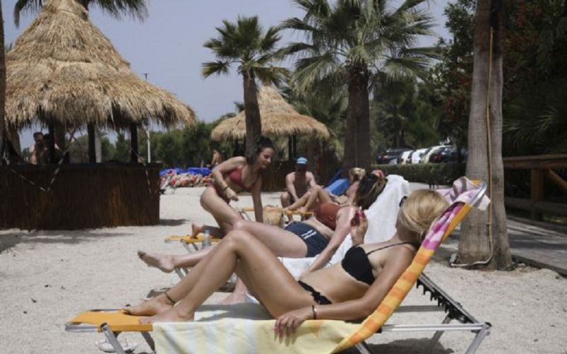 Καιρός για βουτιές: Πού θα φτάσει τους 39 βαθμούς η θερμοκρασία το Σάββατο