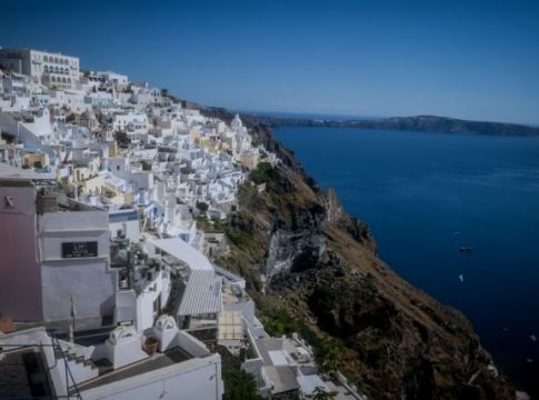 Τουρισμός: Άνοιξαν τα σύνορα αλλά παραμένουν κλειστά τα μισά ξενοδοχεία