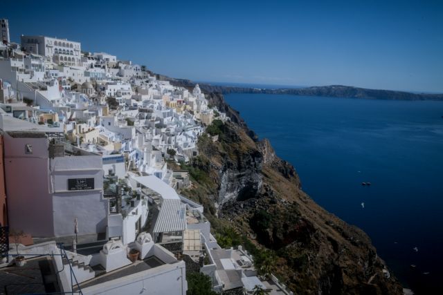 Τουρισμός: Άνοιξαν τα σύνορα αλλά παραμένουν κλειστά τα μισά ξενοδοχεία