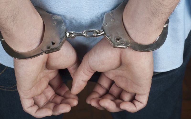 Χειροπέδες σε αστυνομικό – χρυσοθήρα: Είχε σκάψει έναν νομό ψάχνοντας λίρες