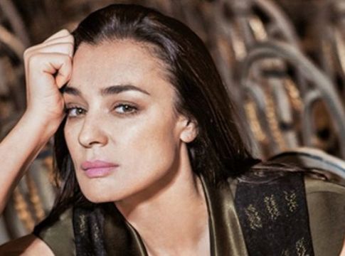 Μαρία Ναυπλιώτου : Ποζάρει χωρίς μακιγιάζ με φόντο το ηλιοβασίλεμα