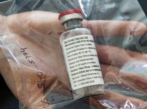 Οι ΗΠΑ αγόρασαν τα παγκόσμια αποθέματα ρεμδεσιβίρης – Δεν έχει μείνει τίποτα για την Ευρώπη