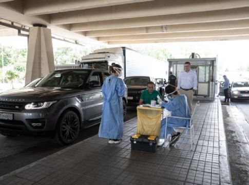 Κορωνοϊός : Σε κλοιό κινδύνου η Ελλάδα – Τρομάζουν εισαγόμενα κρούσματα και πανηγύρια