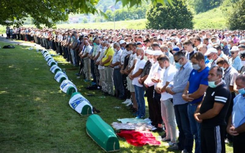 Σφαγή στη Σρεμπρένιτσα : 25 χρόνια μετά οι μουσουλμάνοι της Βοσνίας τιμούν τους νεκρούς τους