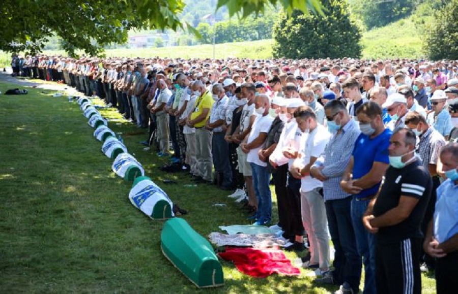 Σφαγή στη Σρεμπρένιτσα : 25 χρόνια μετά οι μουσουλμάνοι της Βοσνίας τιμούν τους νεκρούς τους