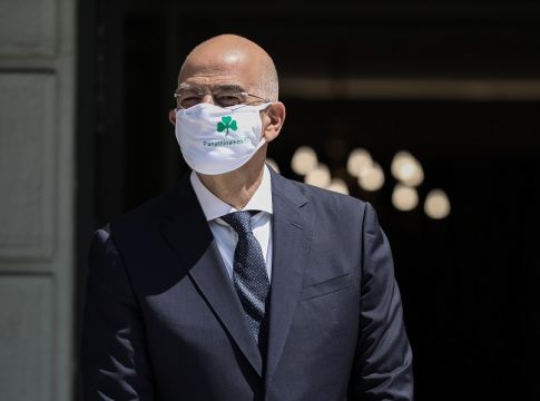 Δένδιας : Υποδέχθηκε την Ισπανίδα υπουργό Εξωτερικών με μάσκα του Παναθηναϊκού