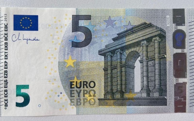 Νέα χαρτονομίσματα των 5 και 10 ευρώ με την υπογραφή της Λαγκάρντ