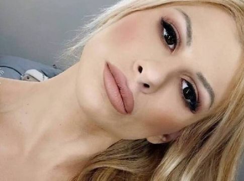 Η Ευρυδίκη του My Style Rocks ποζάρει ολόγυμνη στην πισίνα