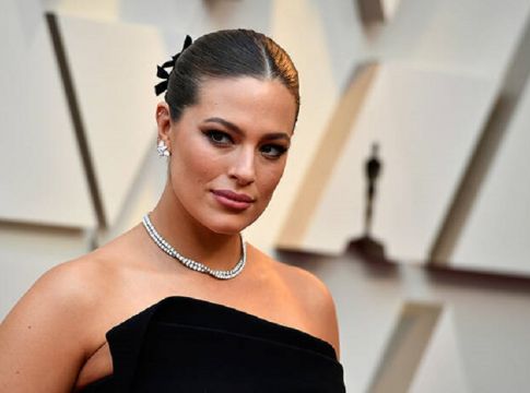 Η Ashley Graham δείχνει τις ραγάδες της εγκυμοσύνης και καλεί τις γυναίκες να κάνουν το ίδιο