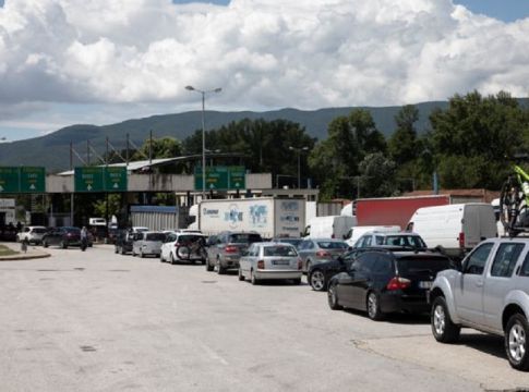 Προμαχώνας : Ατελείωτες ουρές στα σύνορα – Εώς και μία ώρα αναμονή για τους τουρίστες