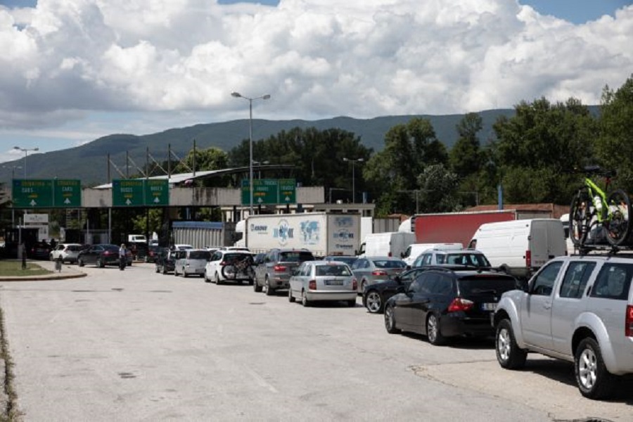 Προμαχώνας : Ατελείωτες ουρές στα σύνορα – Εώς και μία ώρα αναμονή για τους τουρίστες