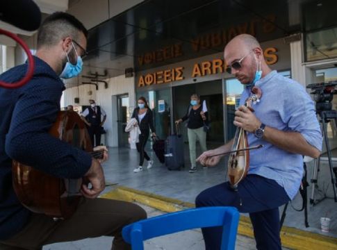 Η Ελλάδα «άνοιξε» τις πύλες της: Θερμή υποδοχή τουριστών – Οι ελπίδες και οι φόβοι