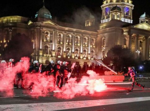 Σερβία : Έκανε πίσω ο Βούτσιτς μετά τα επεισόδια – Απέσυρε την απόφαση για lockdown στο Βελιγράδι