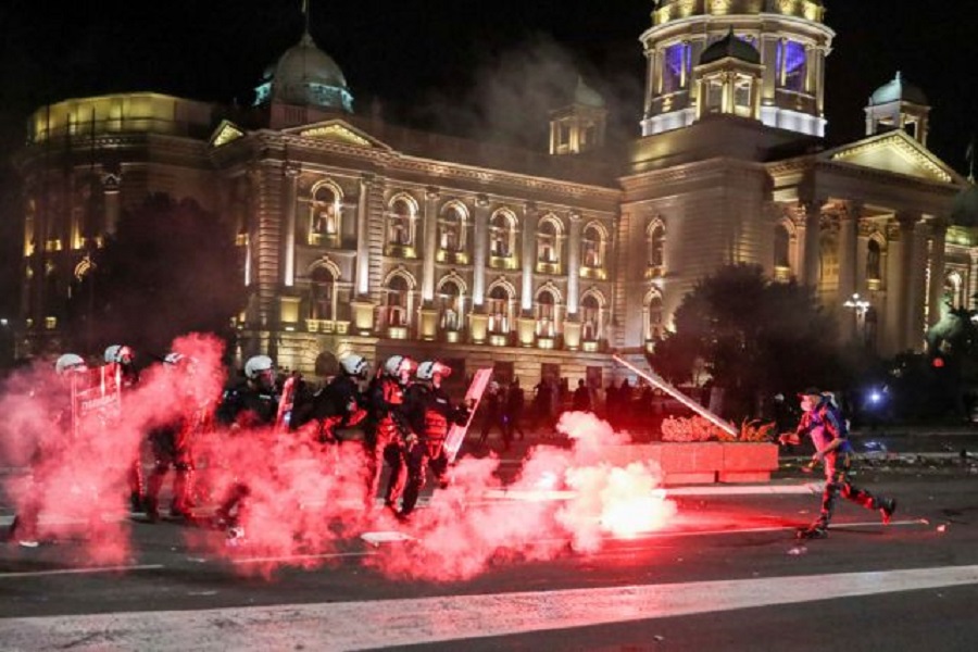 Σερβία : Έκανε πίσω ο Βούτσιτς μετά τα επεισόδια – Απέσυρε την απόφαση για lockdown στο Βελιγράδι