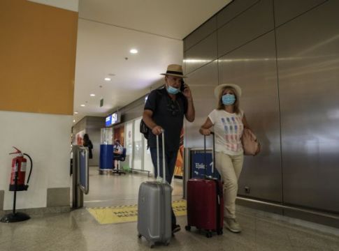 Κορωνοϊός : Συνωστισμός αλλά και… μέτρα προστασίας σε αεροδρόμια και λιμάνια