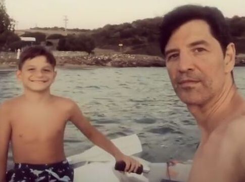 Σάκης Ρουβάς : Η 1η βόλτα με το φουσκωτό – Στο τιμόνι ο γιος του Αλέξανδρος