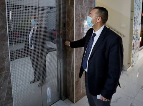 Koρωνοϊός : Ασυμπτωματική ασθενής μπήκε μόνη της στο ασανσέρ και μόλυνε 71 άτομα